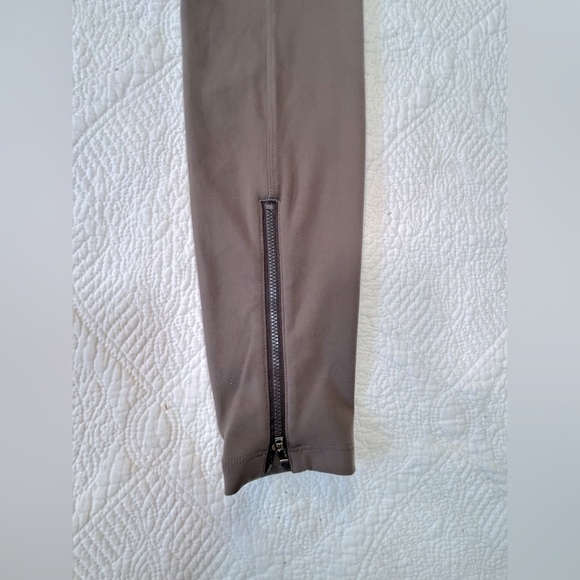 Athleta Headlands Hybrid Tight Pant in Shale (grey) size 4. Nice shape - Picture 8 of 16